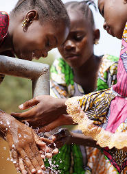 Menino sorrindo usando água