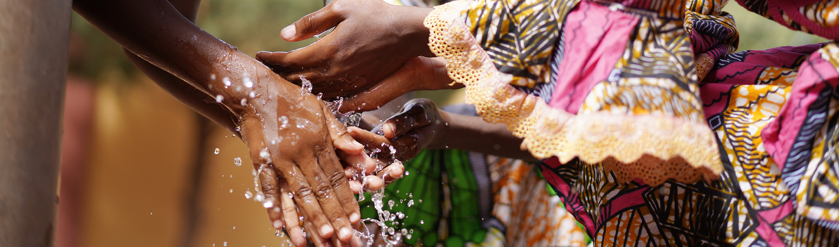 Menino sorrindo usando água